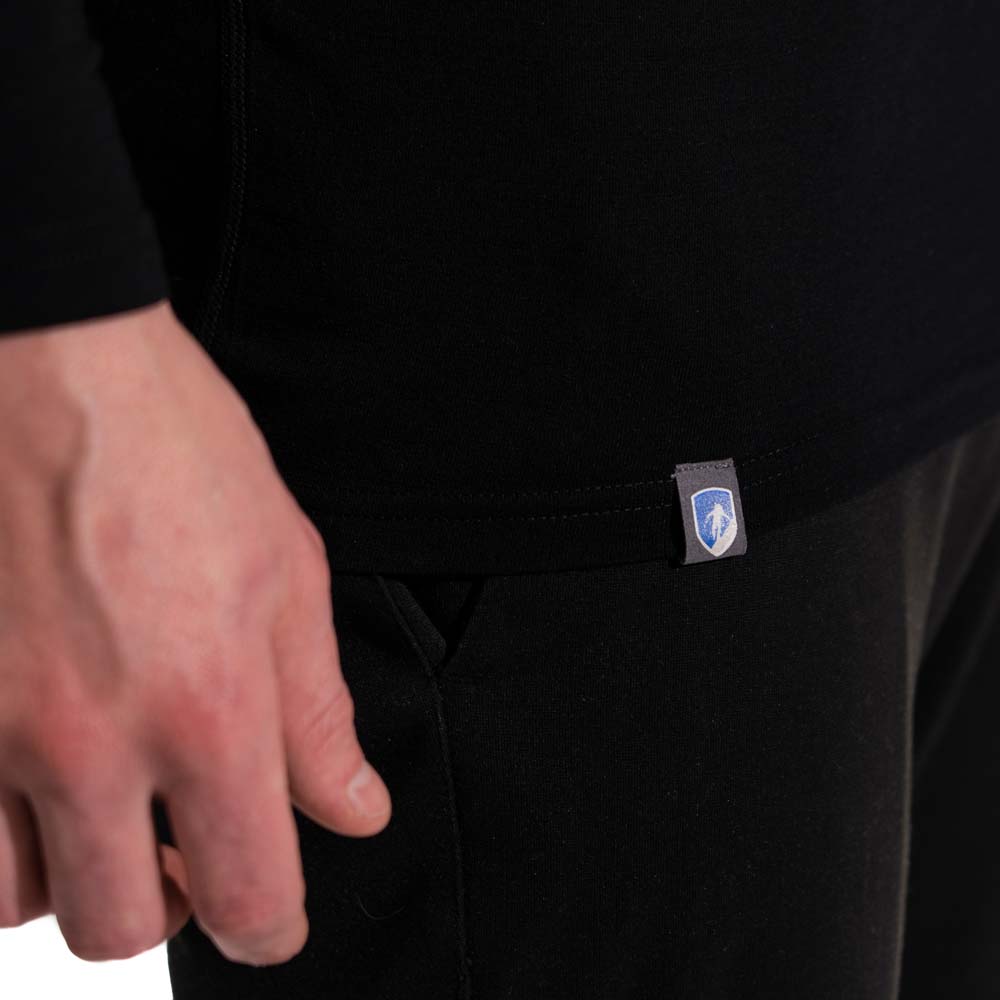 Person trägt das Merino Langarm Shirt Herren 150 g/m² von Alpin Loacker, bekannt für Komfort und Funktionalität mit CORESPUN-Technologie und temperaturregulierender Merinowolle.