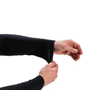 Hände halten das Merino Langarm Shirt Herren 150 g/m², gefertigt aus atmungsaktiver Merinowolle, ideal für Outdoor-Aktivitäten.