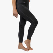 Lange Merino Unterhose Damen 150 g/m2, getragen, zeigt Beine in schwarzer Funktionsunterwäsche, ideal für Outdoor-Abenteuer und optimalen Tragekomfort.