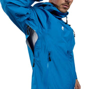 Mann in blauer Herren 3 Lagen Hardshell Regenjacke mit Kapuze, ideal für Outdoor-Aktivitäten dank wasserdichter, winddichter und atmungsaktiver Eigenschaften.