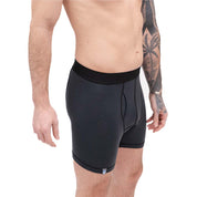 Mann trägt Merino Boxershorts Herren 150 g/m², ideal für Outdoor-Abenteuer, mit CORESPUN-Technologie für Haltbarkeit und Komfort. Perfekt für Sport und Alltag.