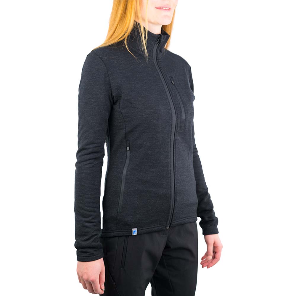 Frau trägt Merino Jacke Damen 270 g/m², aus Merinowolle, ideal für Outdoor-Aktivitäten. Kombiniert Stil mit Funktionalität für Abenteuer und Alltag.