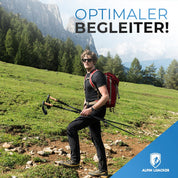 Mann mit Rucksack nutzt Teleskop Wanderstöcke aus Carbon von Alpin Loacker auf einem Hügel, ideal für sicheres und stabiles Wandern.