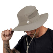 Mann trägt Sonnenhut mit UV-Schutz Unisex, ideal für Outdoor-Aktivitäten. Der Hut hat ein verstellbares Kinnband und ist aus recyceltem, leichtem Nylon gefertigt.