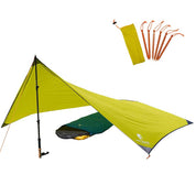 Tarp 500 - das leichte Wingtarp, ideal für Outdoor-Abenteuer, zeigt ein grünes Zelt mit gelbem Überwurf, perfekt als vielseitiger Regenschutz.