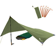 Tarp 500 - das leichte Wingtarp, abgebildet mit grünem Zelt und Schlafsack, ideal für Outdoor-Abenteuer und Regenschutz, bietet vielseitigen Einsatz als Notunterkunft.