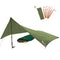 Tarp 500 - das leichte Wingtarp, abgebildet mit grünem Zelt und Schlafsack, ideal für Outdoor-Abenteuer und Regenschutz, bietet vielseitigen Einsatz als Notunterkunft.