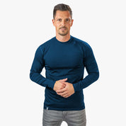 Mann in blauem Merino Langarm Shirt Herren 150 g/m2, ideal für Outdoor-Aktivitäten, zeigt Komfort und Funktionalität durch CORESPUN-Technologie und Merinowolle.