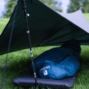 Down Pro 3 Jahreszeiten Schlafsack 860g unter einem Zelt, ideal für Outdoor-Abenteuer, leicht und komprimierbar, perfekt für kühle Nächte beim Camping.