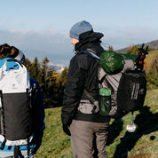 Ultraleichter Wanderrucksack 40+5 Liter, ideal für Outdoor-Abenteuer, zeigt Menschen beim Wandern mit Rucksack, hervorgehoben sind Tragesystem und Stauraum.