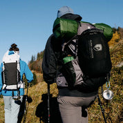 Gruppe von Wanderern mit dem Ultraleichter Wanderrucksack 40+5 Liter auf einem Hügel; ideal für Outdoor-Abenteuer mit viel Stauraum und Robustheit.