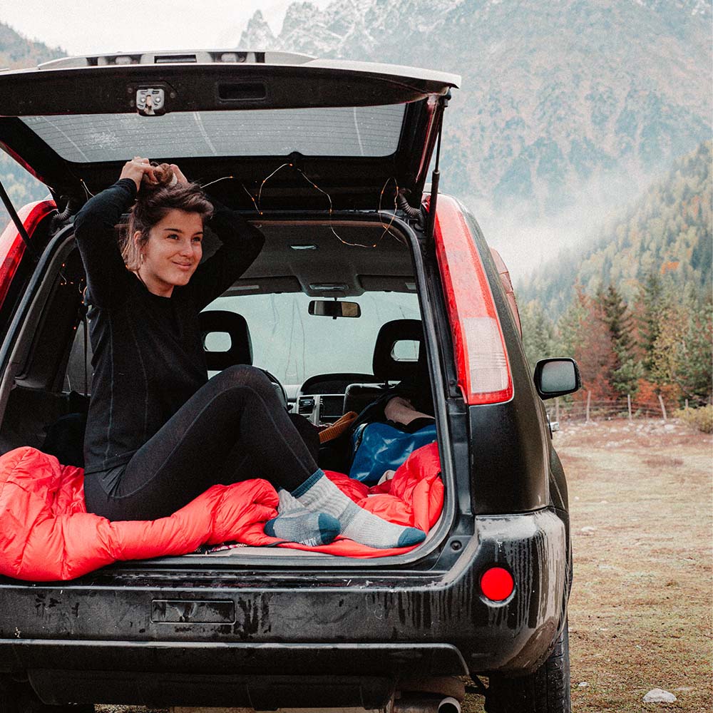 Alpin Loacker Merino Langarmshirt Damen, Mädchen beim Outdoor Campen in Auto