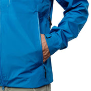 Person trägt die Herren 3 Lagen Hardshell Regenjacke, ideal für Outdoor-Aktivitäten, mit helmkompatibler Kapuze und wasserdichtem Zweiwege-Reißverschluss. Perfekt für jedes Abenteuer.